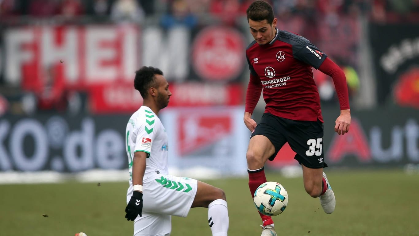 Während Alexander Fuchs (rechts) mit seinem 1. FC Nürnberg ins Fußball-Oberhaus strebt, sind Julian Green (links) und seine SpVgg Greuther Fürth in akuter Abstiegsgefahr.