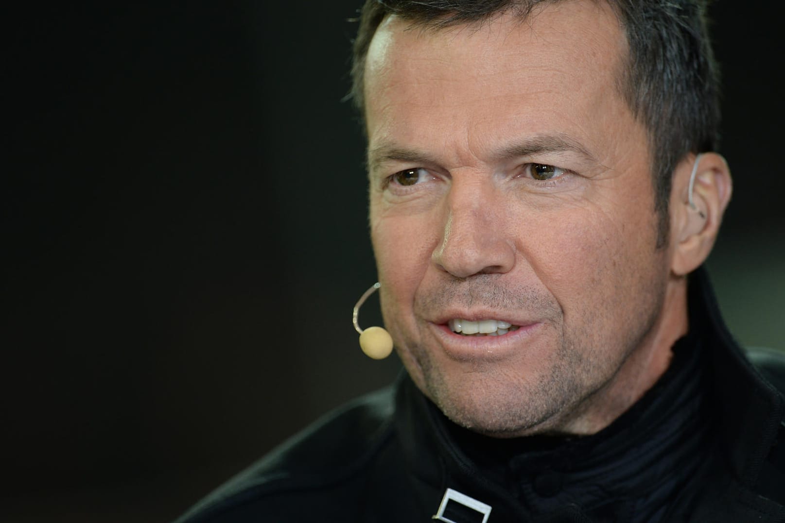 Der ehemalige Nationalspieler und Trainer Lothar Matthäus im Fernsehstudio des TV-Senders Sky. Er kehrt noch einmal auf den Platz zurück.