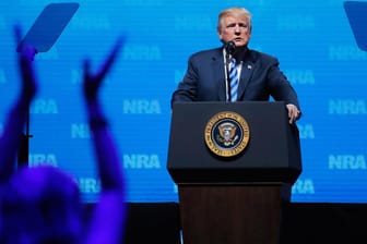 US-Präsident Donald Trump spricht vor der Waffenlobby NRA: Schärfere Waffengesetze sind erst einmal vom Tisch.
