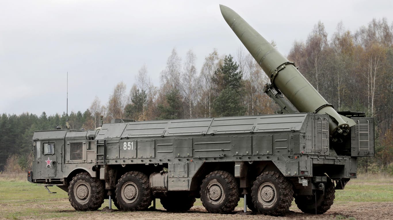 Eine Kurzstreckenrakete vom Typ "Iskander": Russland bestätigte, die atomar bestückbaren Raketen in der Ostsee-Exklave Kaliningrad stationiert zu haben. Dies war bereits früher der Fall. Nun sollen sie dauerhaft dort bleiben.