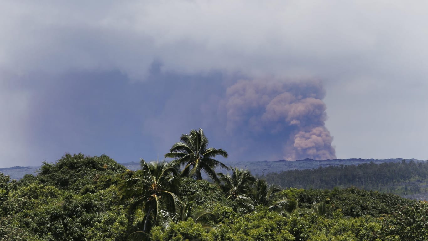 Rauch steigt über dem Vulkan Kilauea auf Big Island auf. Erdbeben haben den US-Bundesstaat Hawaii erschüttert und den aktivsten Vulkan der Erde zu ausbrechen gebracht.