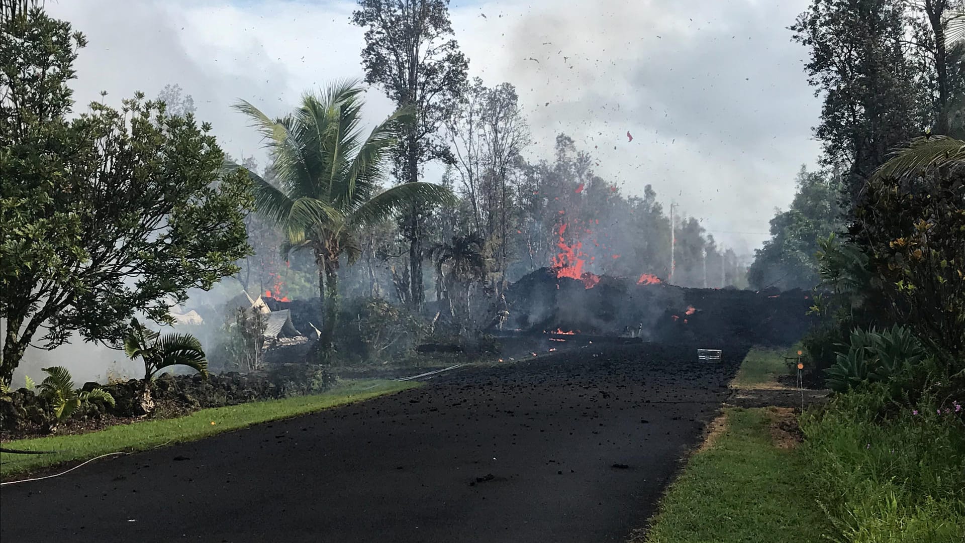 Lava auf einer Straße auf Hawaii: Auf der Insel Big Island bricht der Vulkan Kilauea aus. Lava auf einer Straße auf Hawaii: Auf der Insel Big Island bricht der Vulkan Kilauea aus.