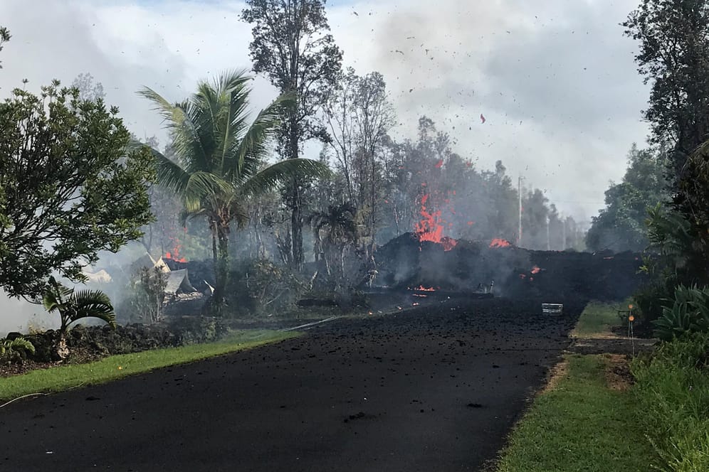 Lava auf einer Straße auf Hawaii: Auf der Insel Big Island bricht der Vulkan Kilauea aus.