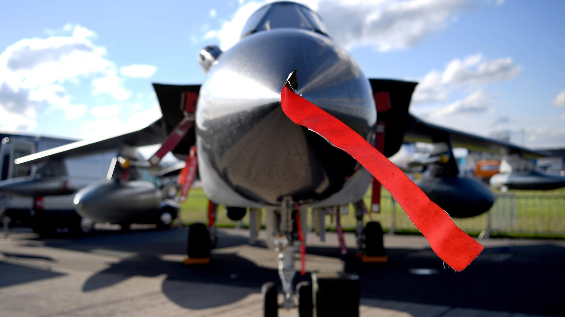 Ein Tornado Kampfjet bei der Raumfahrtausstellung (ILA): Der Wehrbeauftragte der Bundeswehr klagt über den Zustand der Armee-Technik. Der Tornado wurde in den 1980er Jahren in Betrieb genommen, aber auch der modernere Eurofighter hat laut Medienberichten mit Ersatzteilproblemen zu kämpfen.