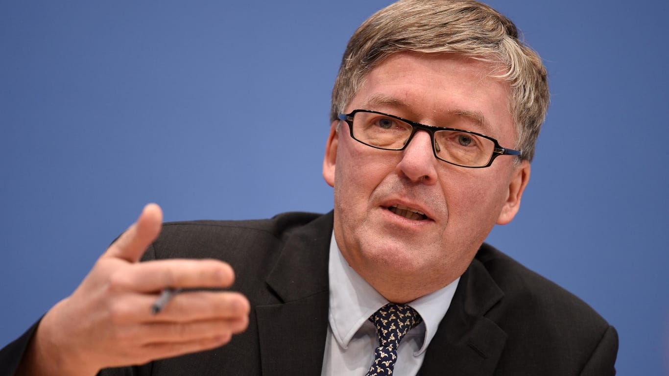 Der Wehrbeauftragte des Bundestages Hans-Peter Bartels (SPD) beklagt den Zustand der Bundeswehr. Er fordert mehr Geld für eine Reform der Truppe.