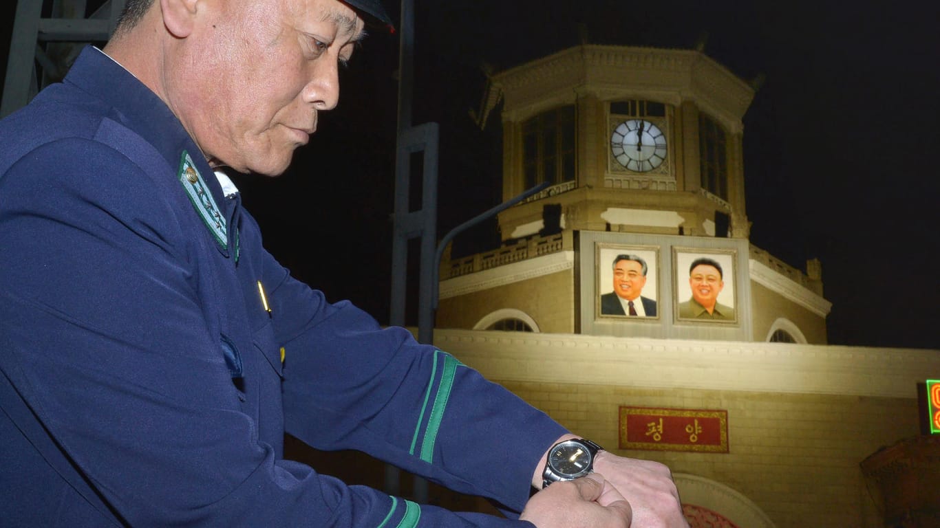 Ein Bahn-Mitarbeiter am Hauptbahnhof von Pjöngjang: Nordkorea hat seine Uhren wieder vorgestellt.