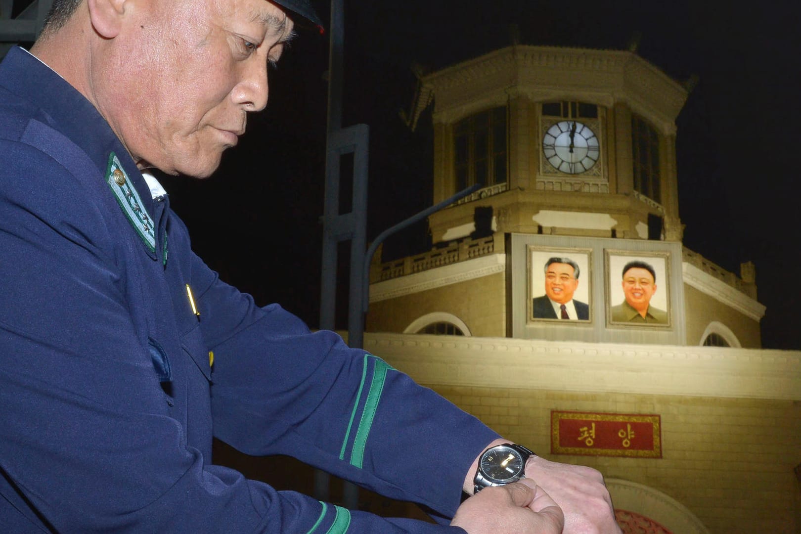 Ein Bahn-Mitarbeiter am Hauptbahnhof von Pjöngjang: Nordkorea hat seine Uhren wieder vorgestellt.