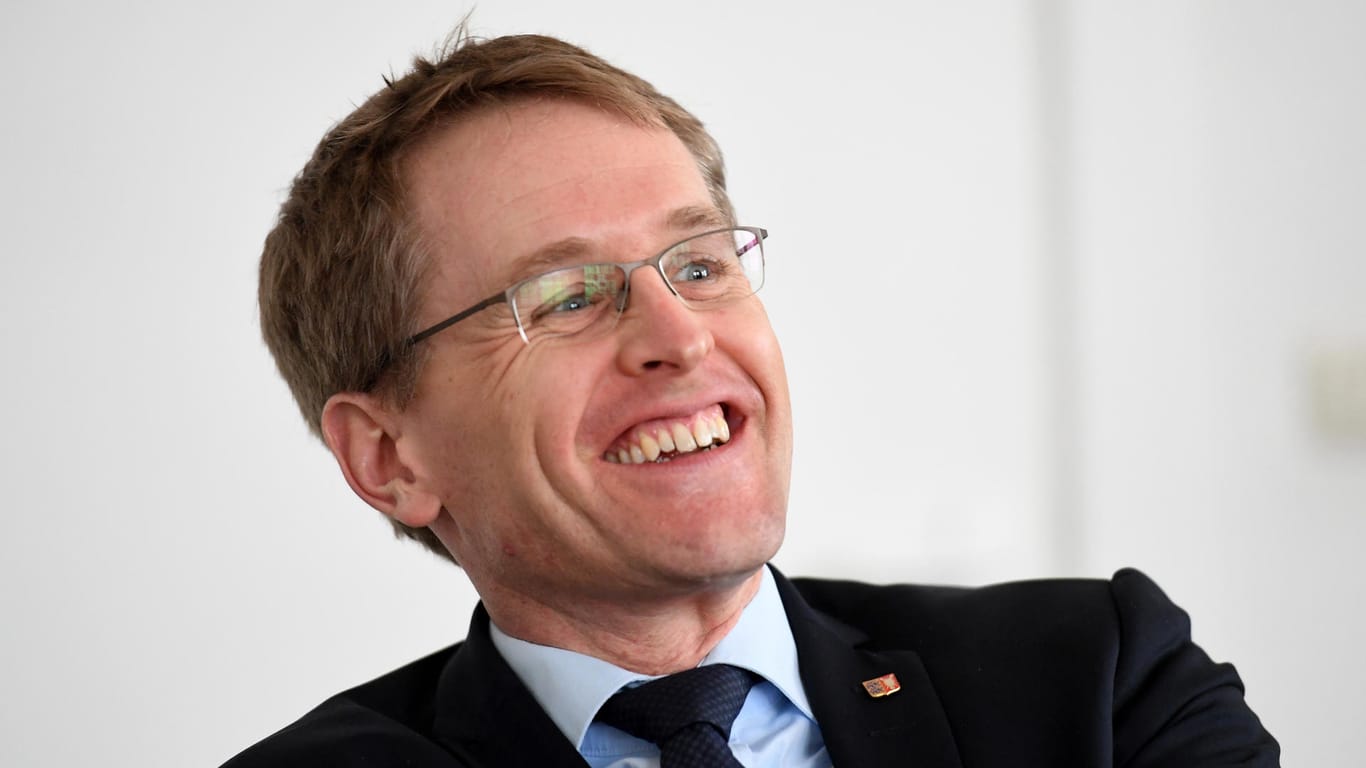 Daniel Günther (CDU), Ministerpräsident von Schleswig-Holstein,fordert ebenfalls mehr Geld für die Bundeswehr. Auf die Kritik von der SPD reagiert er mit Unverständnis: "Wer jetzt von Aufrüstung spricht, hat null Ahnung."