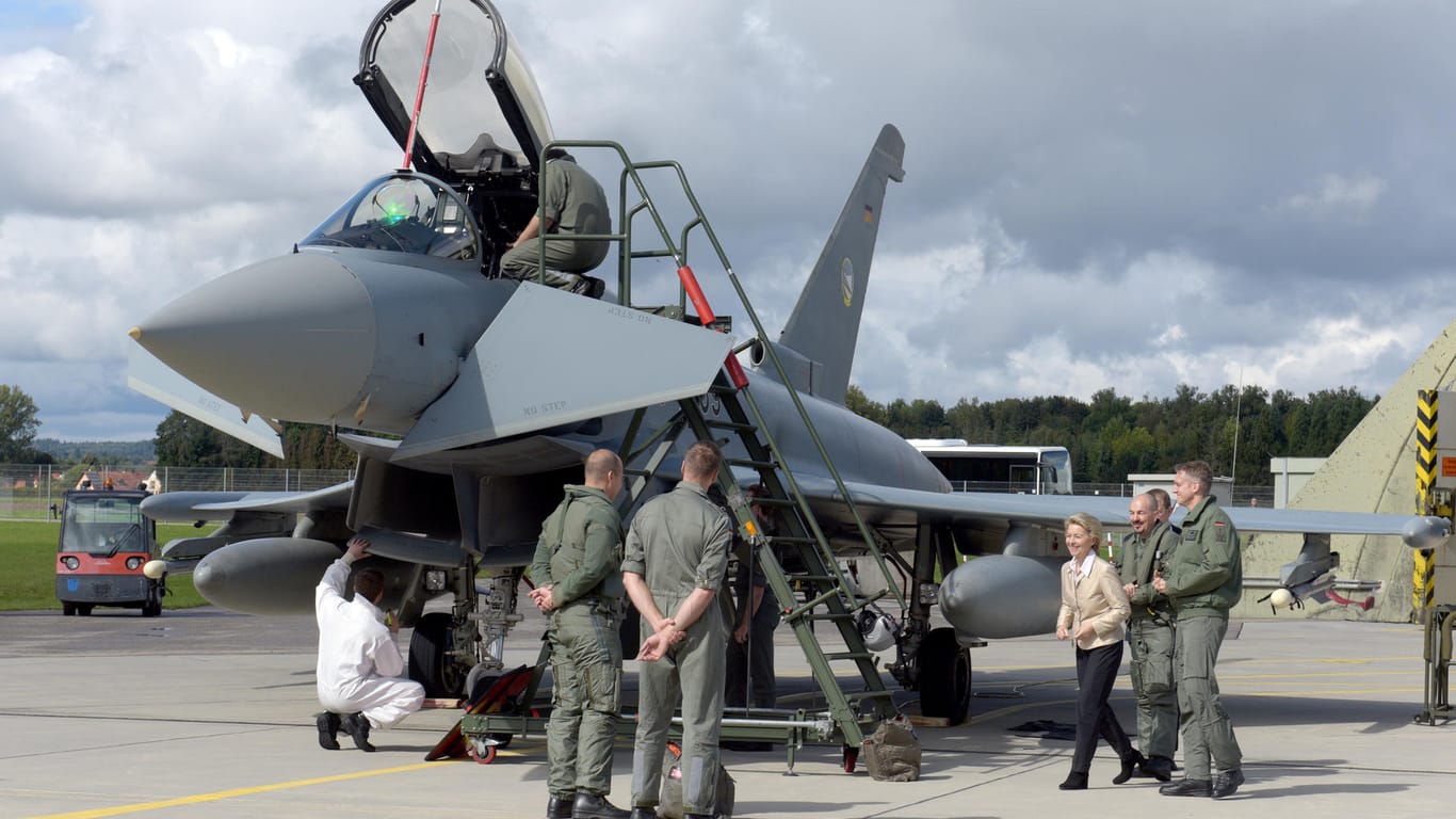 Verteidigungsministerin Ursula von der Leyen (CDU) vor einem Eurofighter: Laut eines Medienberichts sind die technischen Probleme an dem Kampfjet größer als angenommen.