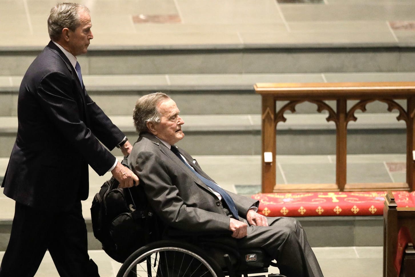 Die ehemaligen US-Präsidenten George W. Buch (l) und George H.W. Bush: Der 93-Jährige Ex-Präsident ist aus dem Krankenhaus entlassen worden.