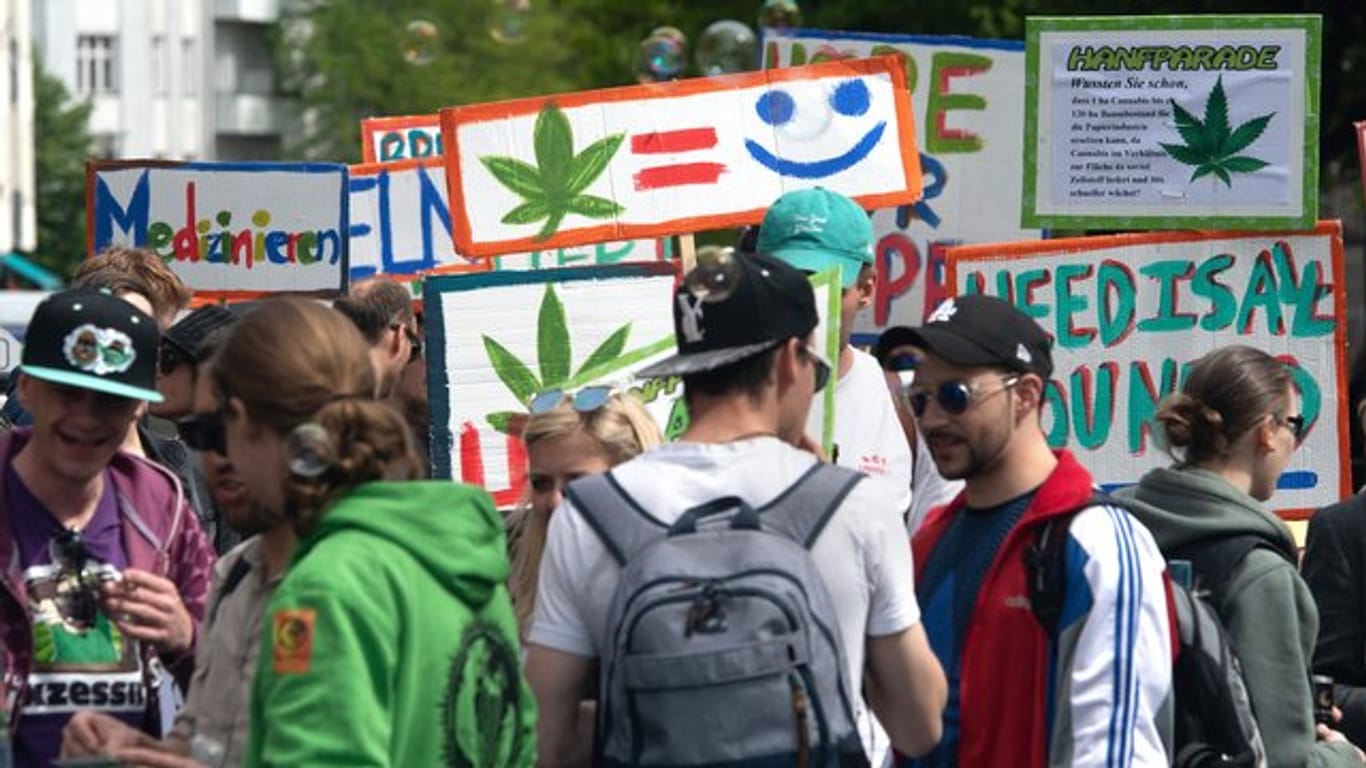 Teilnehmer an der Demonstration für die Legalisierung von Cannabis stehen an der Revaler Straße in Berlin zusammen.