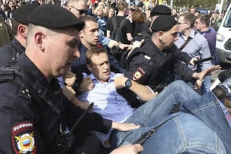 Ende einer Demonstration: Polizisten tragen in Moskau den Oppositionspolitiker Alexej Nawalny weg.