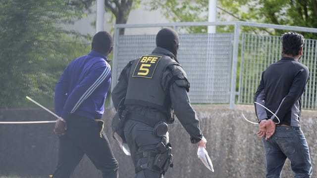 Mehr als 20 Asylbewerber hatten sich der Kontrolle durch die Polizei widersetzt. Mehr als 20 Asylbewerber hatten sich der Kontrolle durch die Polizei widersetzt.