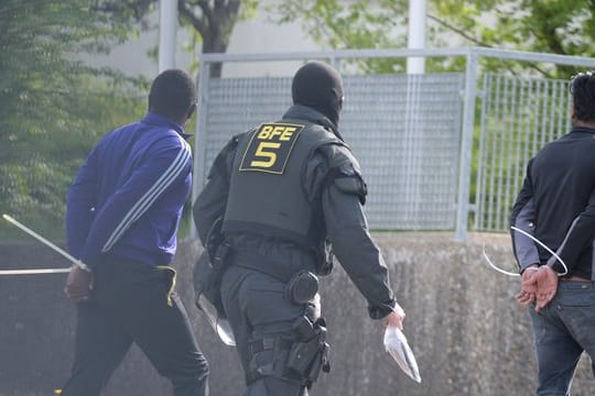 Mehr als 20 Asylbewerber hatten sich der Kontrolle durch die Polizei widersetzt.