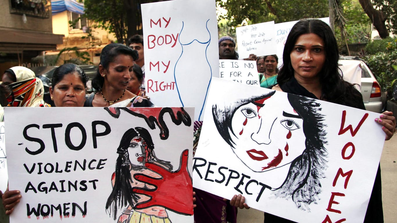 Eine Demo gegen Vergewaltigungen in Indien: Im Osten des Landes wurde eine Jugendliche erst missbraucht und anschließend in Brand gesteckt. Der Grund: Die Täter waren mit ihrer Strafe von 100 Rumpfbeugen nicht einverstanden.