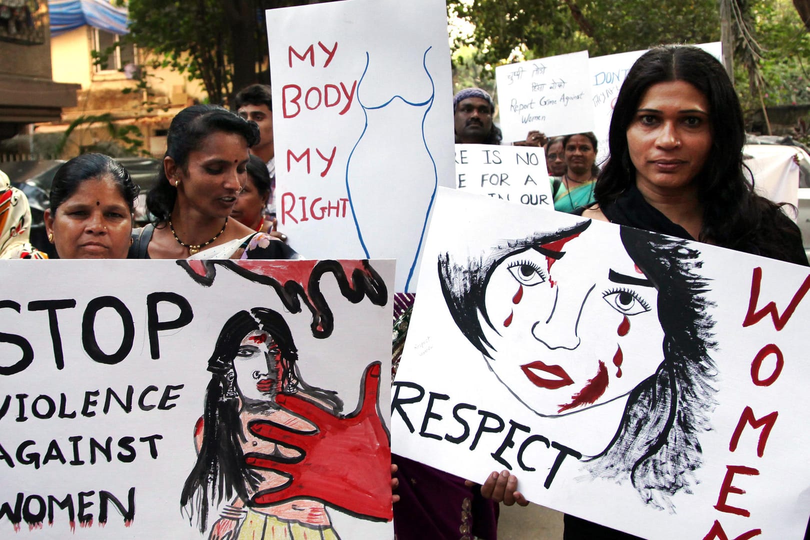 Eine Demo gegen Vergewaltigungen in Indien: Im Osten des Landes wurde eine Jugendliche erst missbraucht und anschließend in Brand gesteckt. Der Grund: Die Täter waren mit ihrer Strafe von 100 Rumpfbeugen nicht einverstanden.