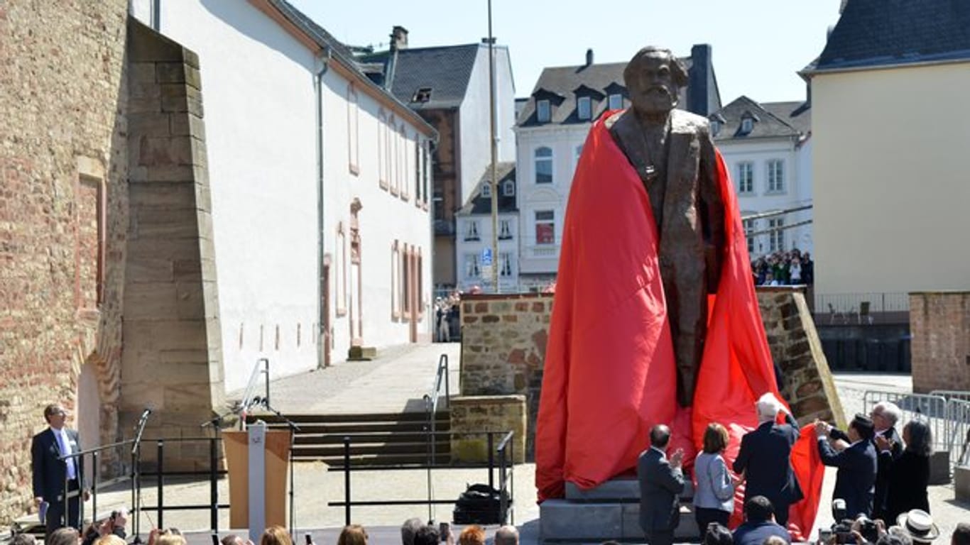 In einer Feierstunde wird die Karl-Marx-Statue enthüllt.