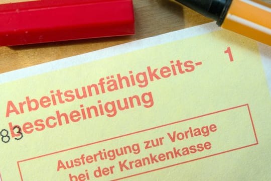 Laut Bundesgesundheitsministerium stieg die Zahl der Fehltage wegen Überlastung und Erschöpfung von 2012 bis 2016 von 19,97 Millionen auf 30,53 Millionen im Jahr.