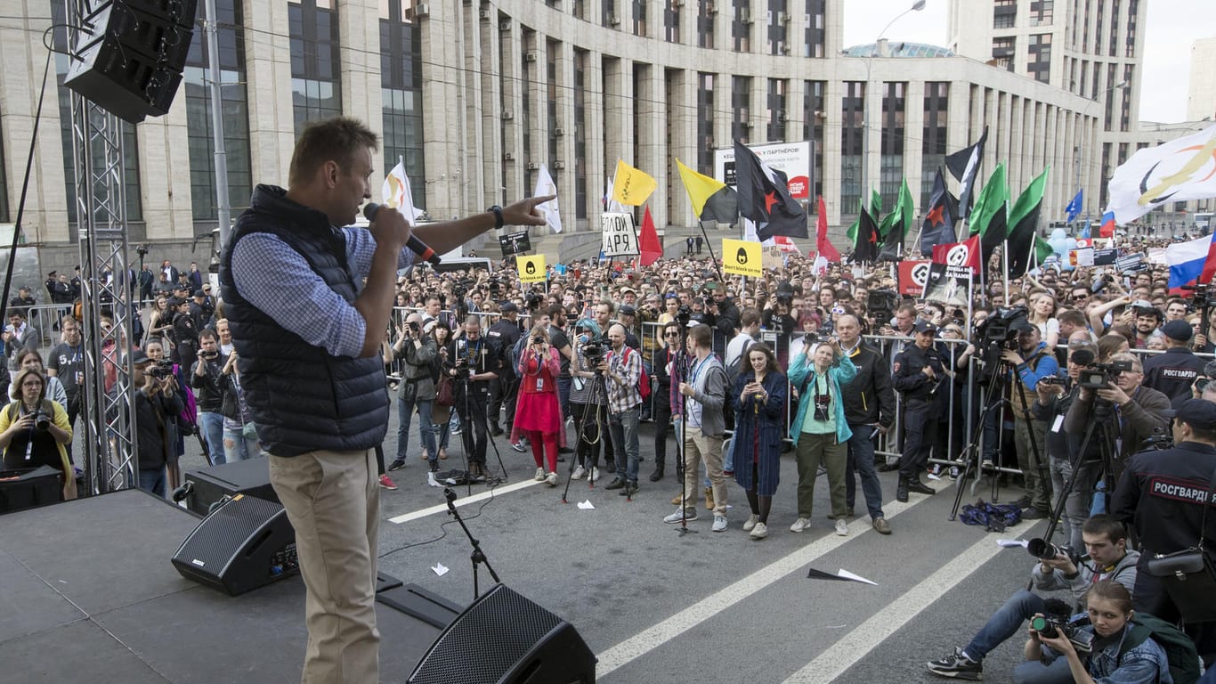 Alexei Nawalny, oppositioneller Aktivist und Rechtsanwalt, spricht auf einer Demonstration gegen die Eingriffe der russischen Regierung in das Internet: Am Samstag hat er zu Protesten gegen Präsident Putin aufgerufen. 14 Anhänger wurden bereits festgenommen.