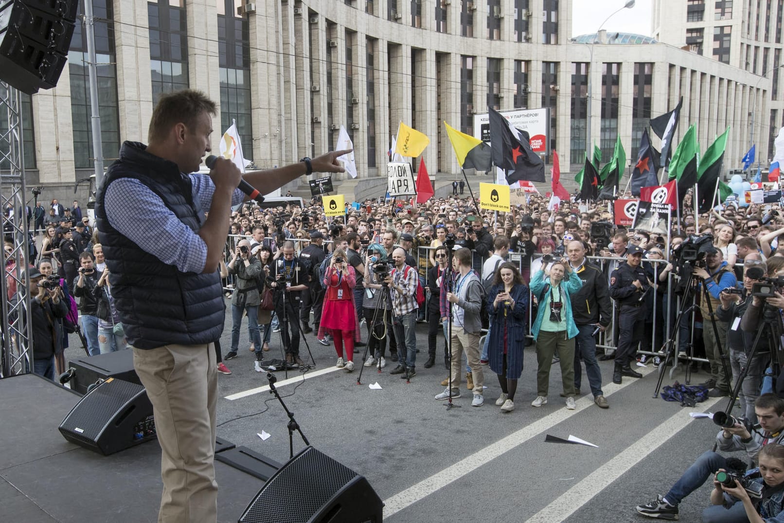 Alexei Nawalny, oppositioneller Aktivist und Rechtsanwalt, spricht auf einer Demonstration gegen die Eingriffe der russischen Regierung in das Internet: Am Samstag hat er zu Protesten gegen Präsident Putin aufgerufen. 14 Anhänger wurden bereits festgenommen.