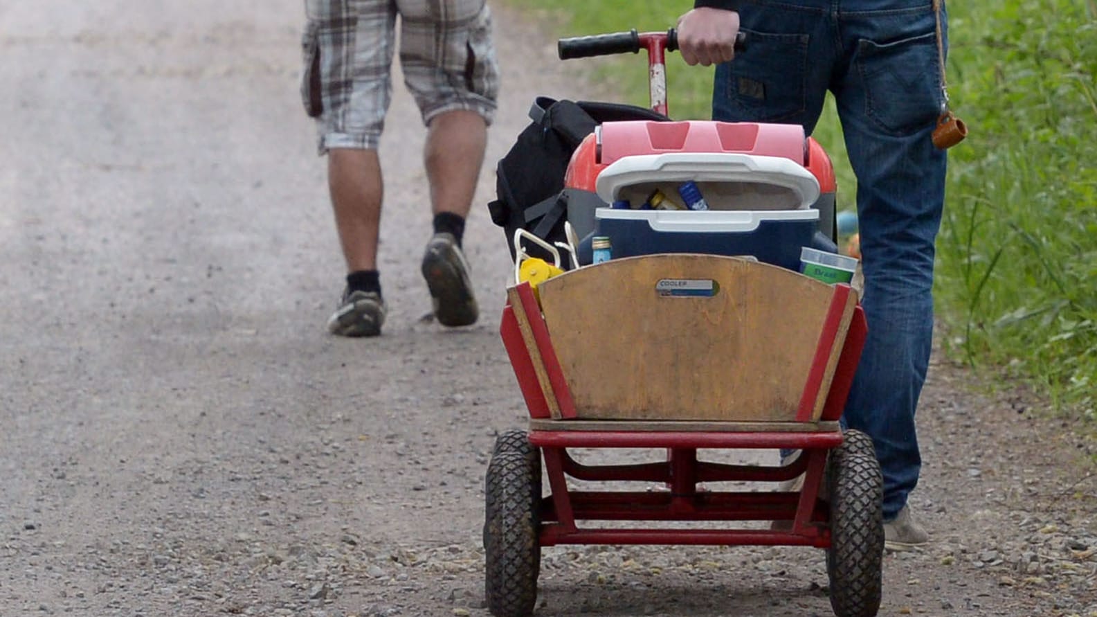 Wer am Vatertag, eigentlich Christi Himmelfahrt, traditionell mit einem Bollerwagen unterwegs ist, sollte zumindest im Westen den Regenschirm nicht vergessen. Wer am Vatertag, eigentlich Christi Himmelfahrt, traditionell mit einem Bollerwagen unterwegs ist, sollte zumindest im Westen den Regenschirm nicht vergessen.