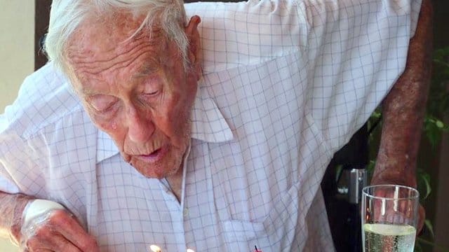Der lebensmüde australische Botaniker David Goodall (104) war von Australien nach Frankreich zu Verwandten geflogen und will kommende Woche in der Nähe von Basel sein Leben beenden. Der lebensmüde australische Botaniker David Goodall (104) war von Australien nach Frankreich zu Verwandten geflogen und will kommende Woche in der Nähe von Basel sein Leben beenden.
