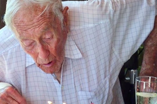 Der lebensmüde australische Botaniker David Goodall (104) war von Australien nach Frankreich zu Verwandten geflogen und will kommende Woche in der Nähe von Basel sein Leben beenden.