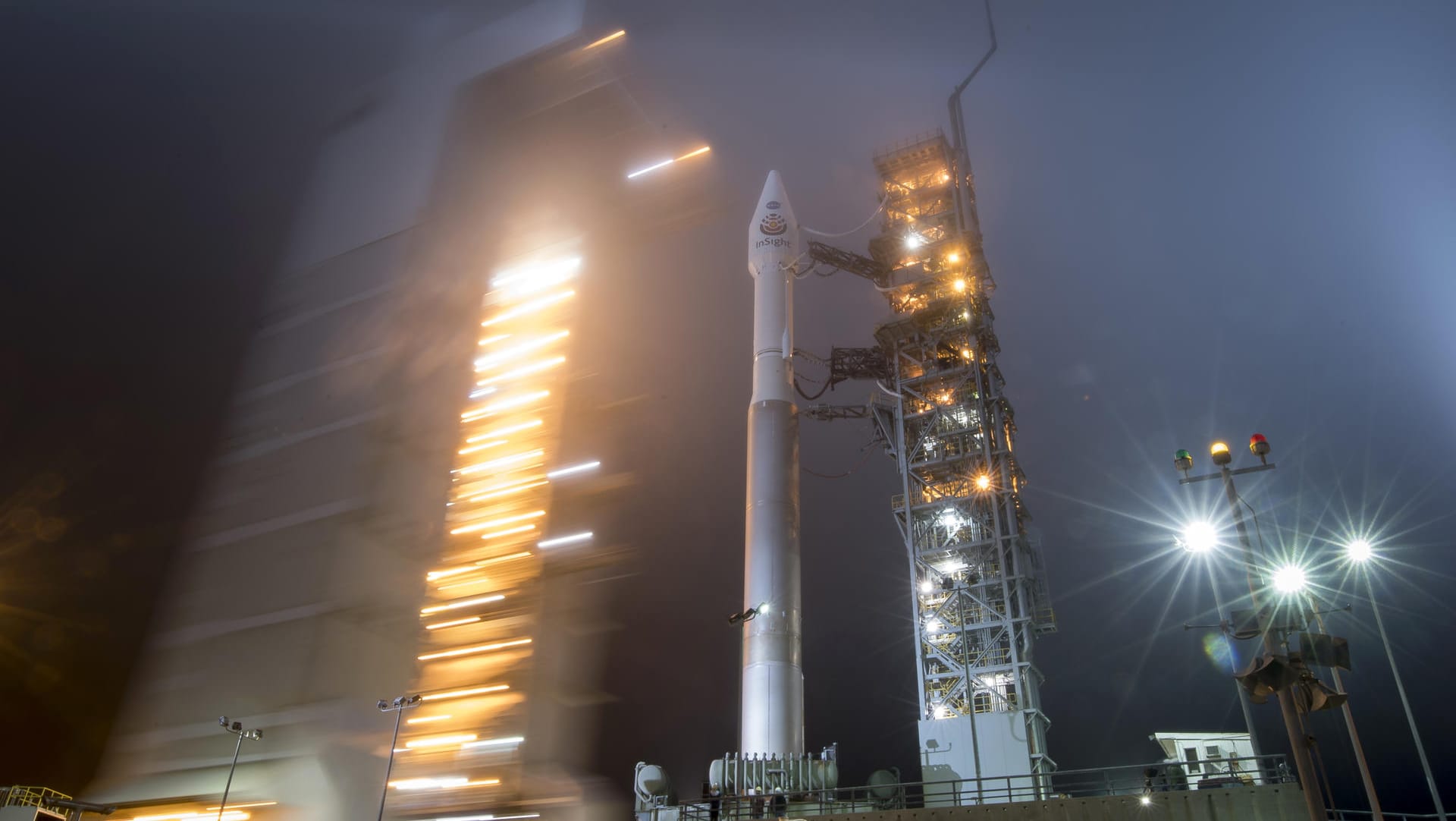 Die "Atlas"-Rakete vor dem Start: An Bord wird die "InSight"-Station ins All transportiert. Die "Atlas"-Rakete vor dem Start: An Bord wird die "InSight"-Station ins All transportiert.