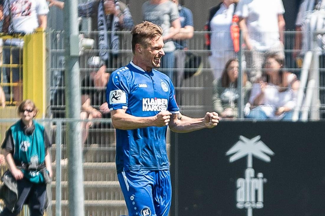 Torjubel: Stürmer Marvin Pourie feiert den Führungstreffer für den KSC.