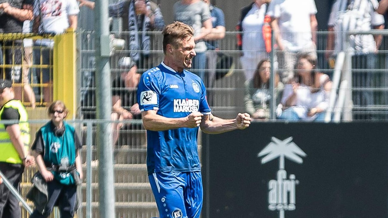 Torjubel: Stürmer Marvin Pourie feiert den Führungstreffer für den KSC.