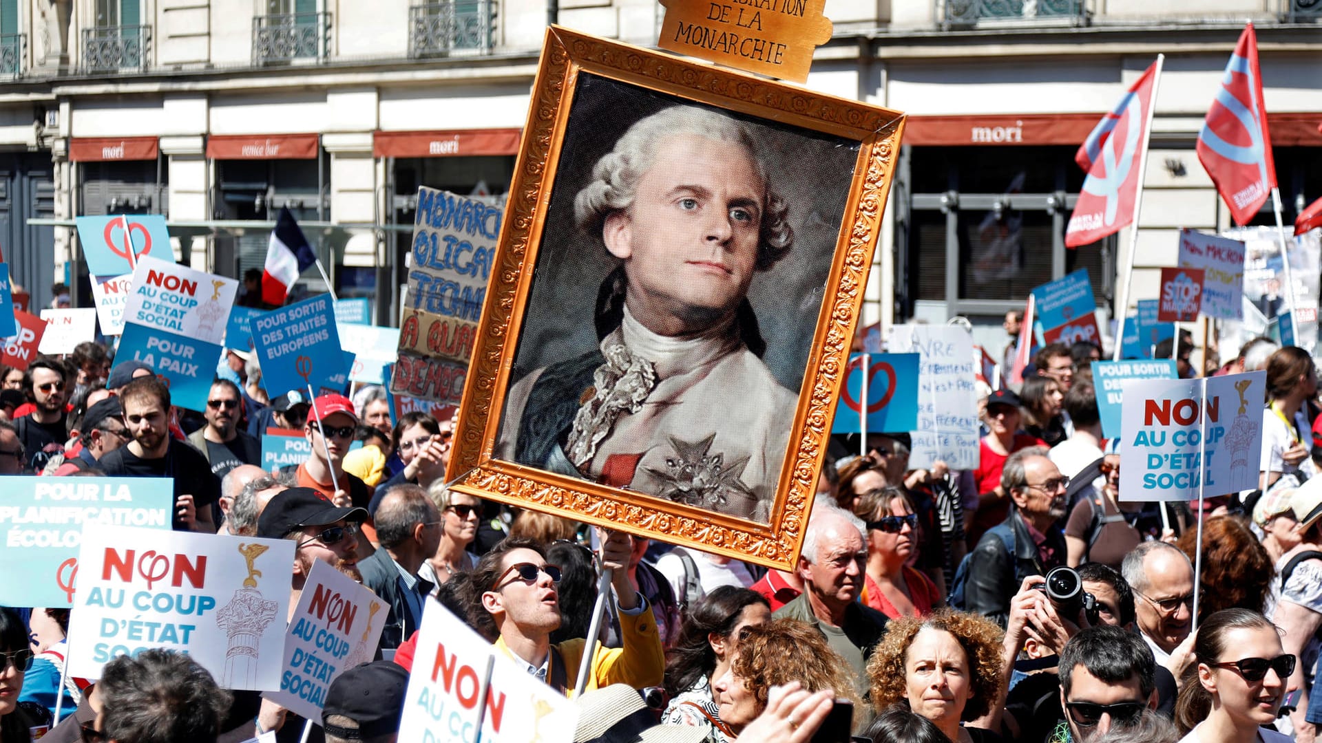 Demonstranten in Paris: Macron nennen sie einen "Präsidenten der Reichen". Demonstranten in Paris: Macron nennen sie einen "Präsidenten der Reichen".