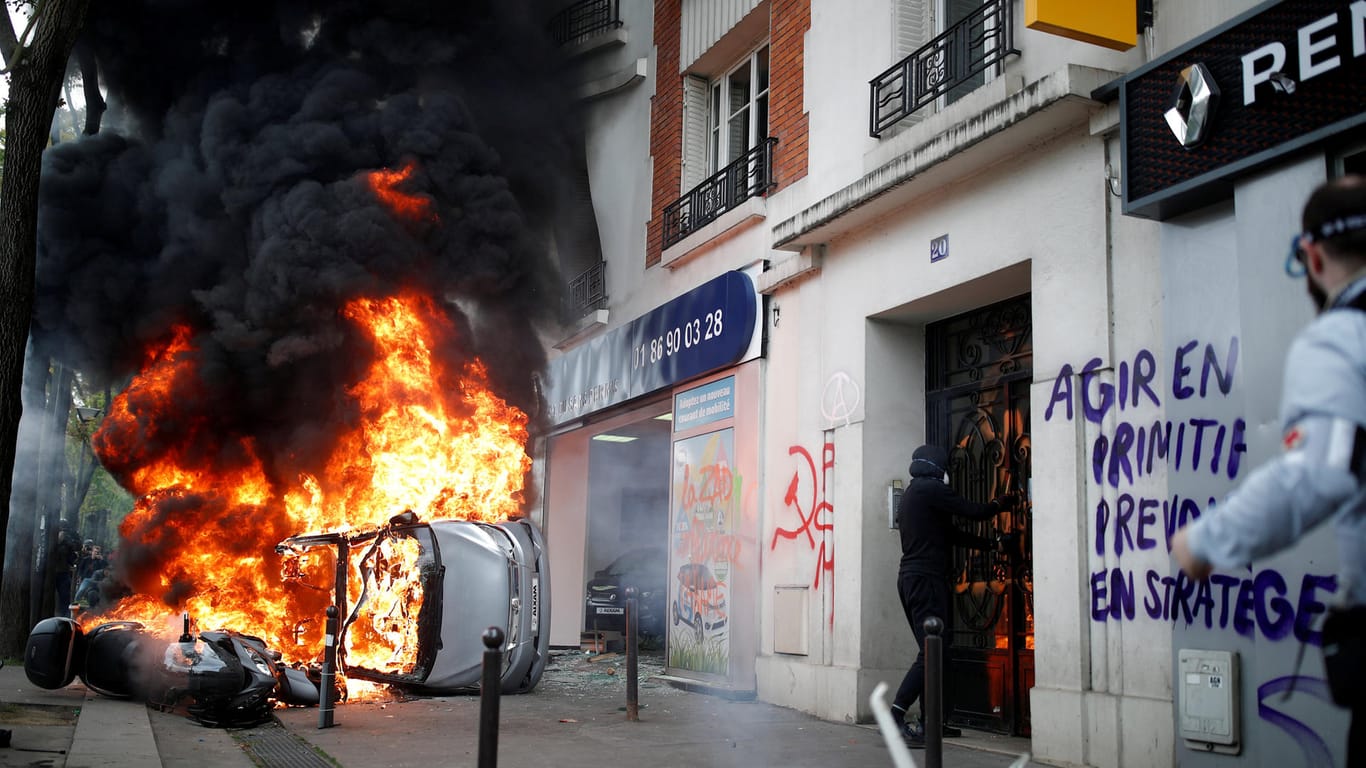 Erster Mai in Paris: Autonome zündeten Autos an, die Polizei schritt zu spät ein.