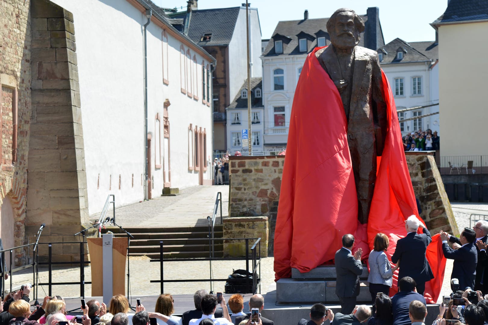 Der Bronze-Marx ist inklusive Sockel 5,50 Meter hoch.