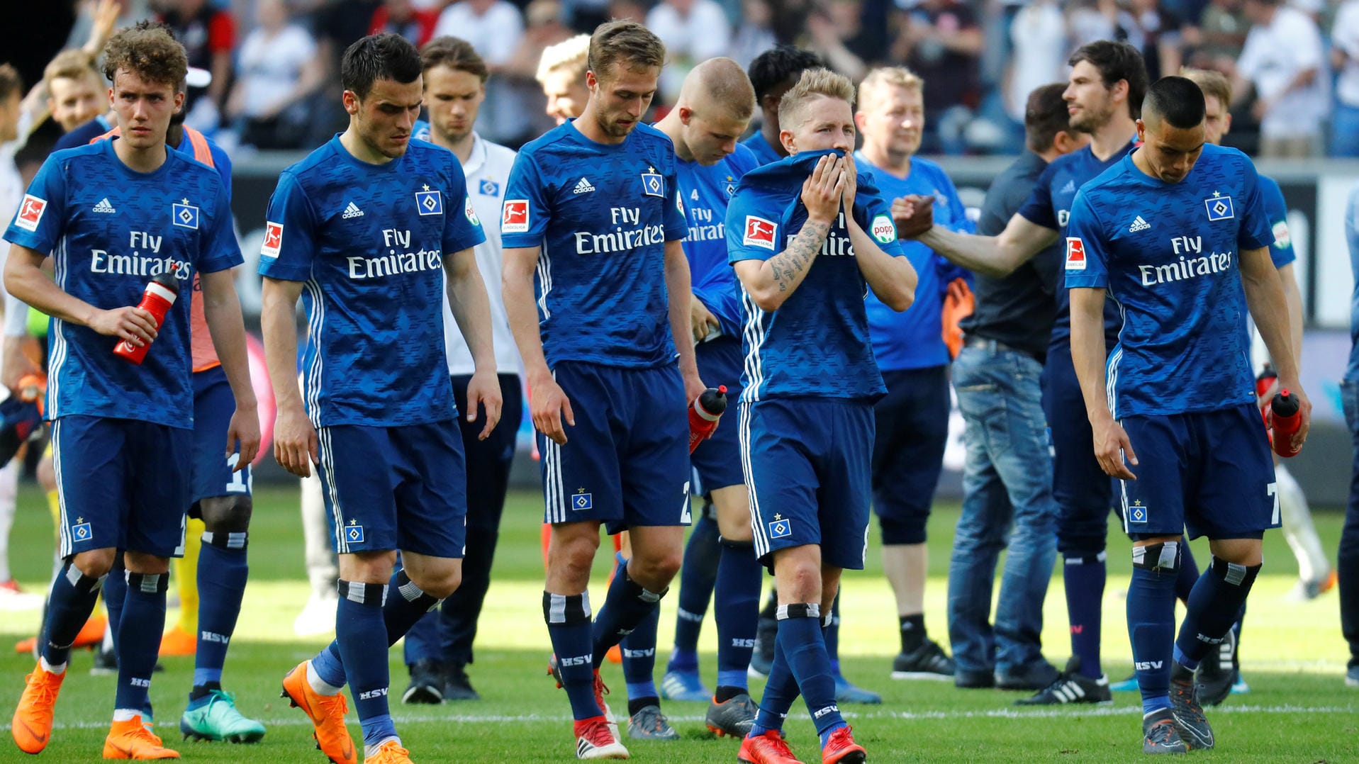 Enttäuschte Gesichter beim Hamburger SV: Trotz der Niederlage in Frankfurt hat der Bundesliga-Dino noch Chancen auf die Relegation.