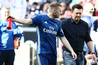 Aaron Hunt (l.) nach der HSV-Pleite in Frankfurt mit Trainer Christian Titz: Der Mittelfeld-Star richtet den Blick bereits aufs große Abstiegsfinale gegen Gladbach.