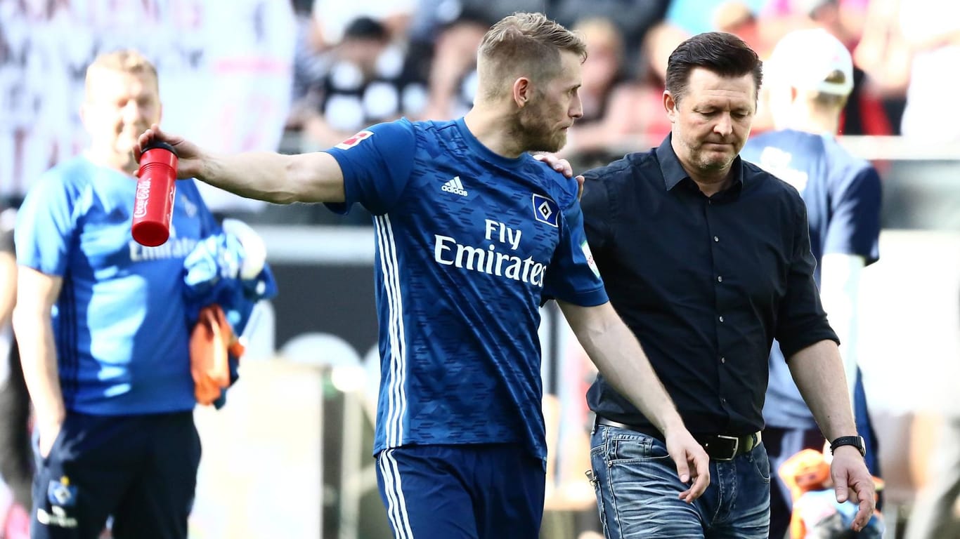 Aaron Hunt (l.) nach der HSV-Pleite in Frankfurt mit Trainer Christian Titz: Der Mittelfeld-Star richtet den Blick bereits aufs große Abstiegsfinale gegen Gladbach.