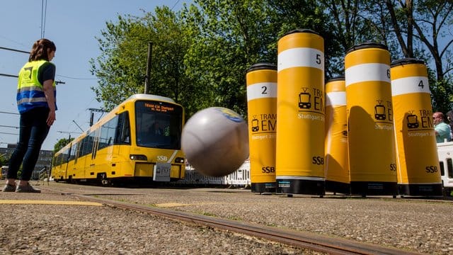 Beim Tram-Bowling versucht ein Teilnehmer, möglichst viele Pins umzuwerfen.