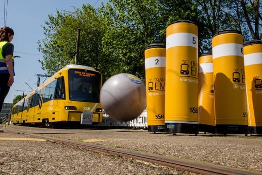 Beim Tram-Bowling versucht ein Teilnehmer, möglichst viele Pins umzuwerfen.