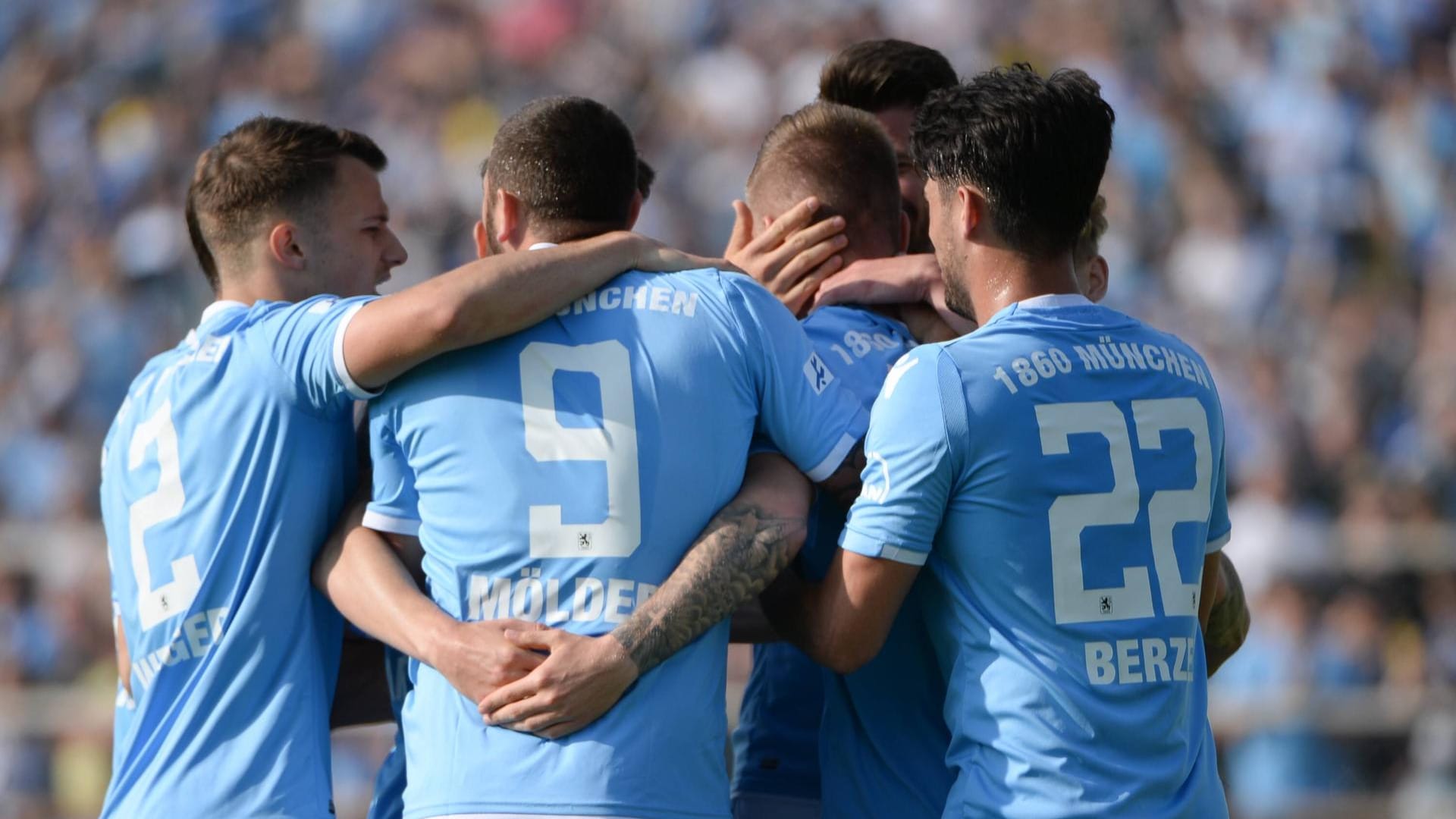 Jubelnde Löwen: 1860 München feiert den Sieg gegen Pipinsried. Jubelnde Löwen: 1860 München feiert den Sieg gegen Pipinsried.