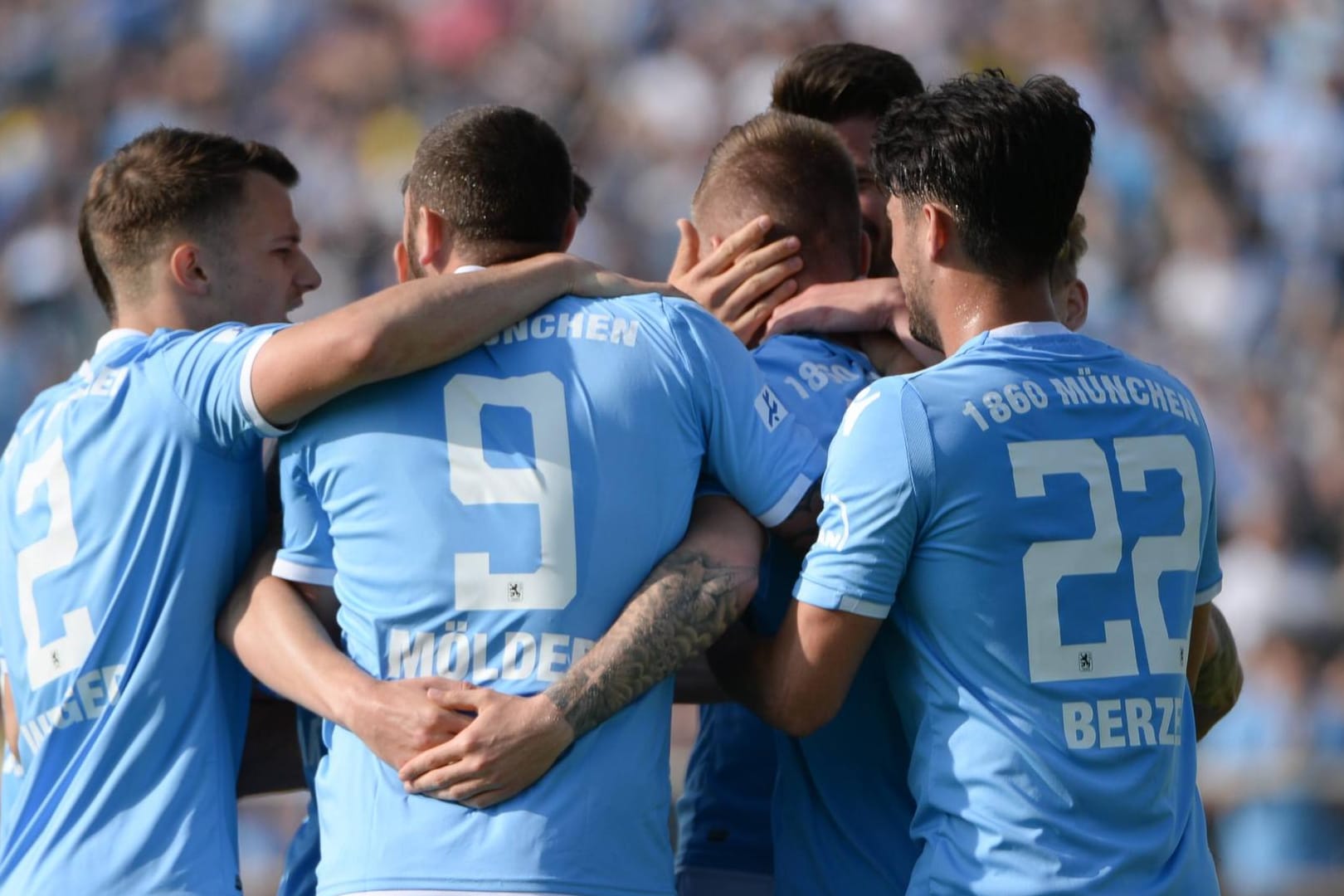 Jubelnde Löwen: 1860 München feiert den Sieg gegen Pipinsried.