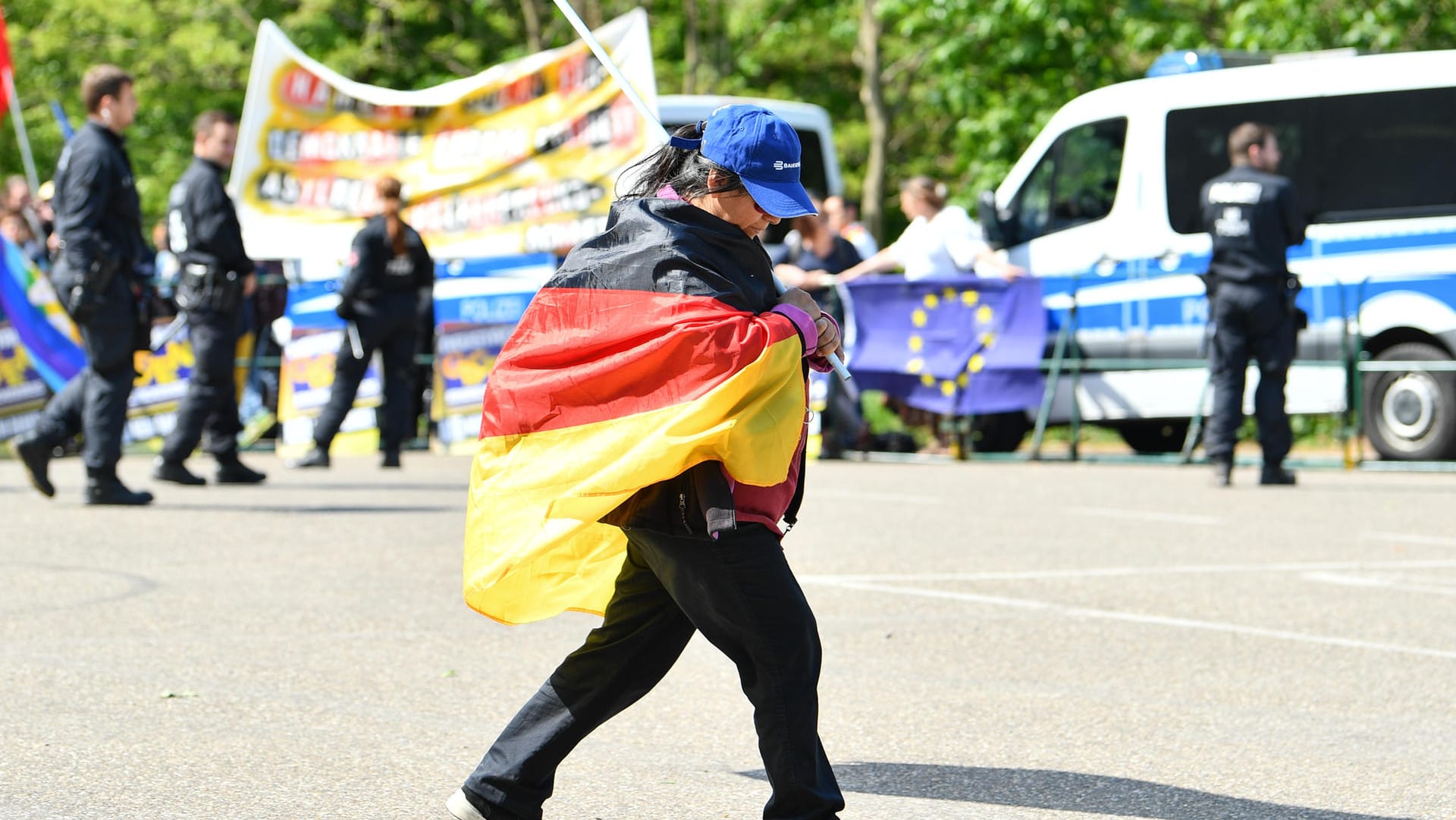 Eine Besucherin des "Neuen Hambacher Fests": Das Treffen zeigt auch, wie zerrissen das rechte Lager ist.