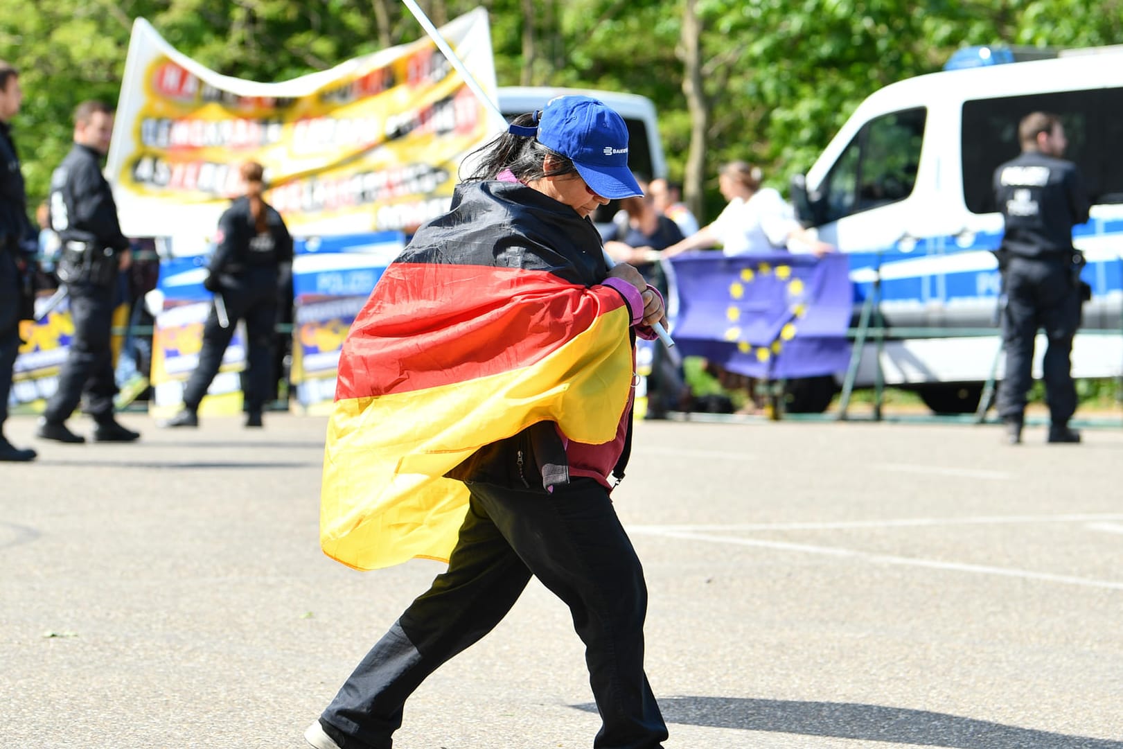 Eine Besucherin des "Neuen Hambacher Fests": Das Treffen zeigt auch, wie zerrissen das rechte Lager ist.