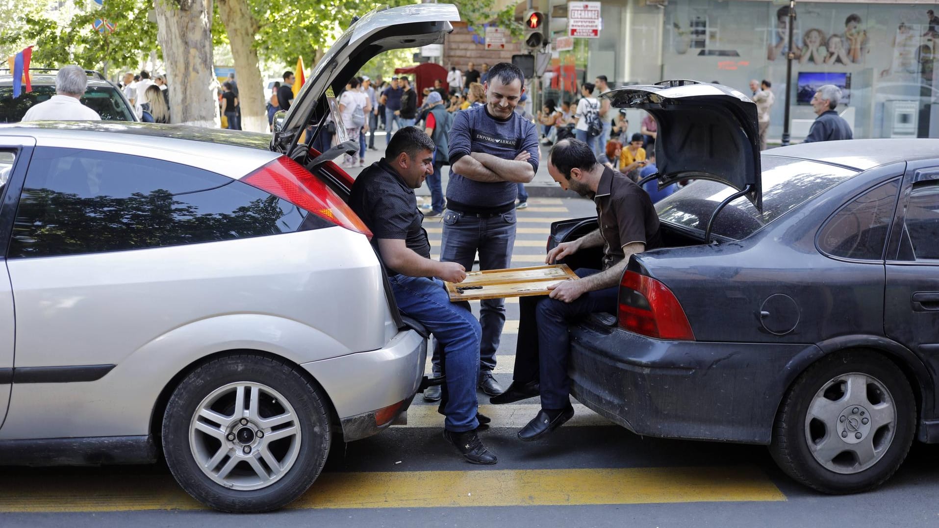 Wenn es ein Symbolbild für Armenier gäbe, dann wäre es wohl dieses: Zwei Männer spielen Backgammon während einer Straßenblockade in Jerewan.