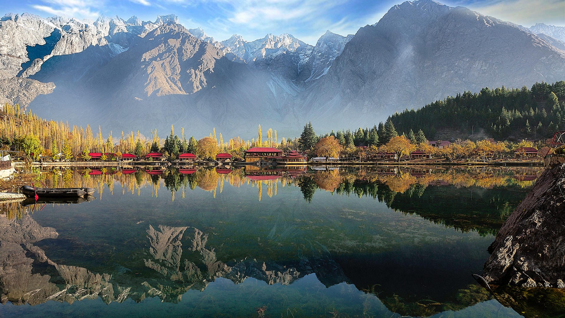 Der Obere Kachura-See im Skardu-Tal im Norden Pakistans