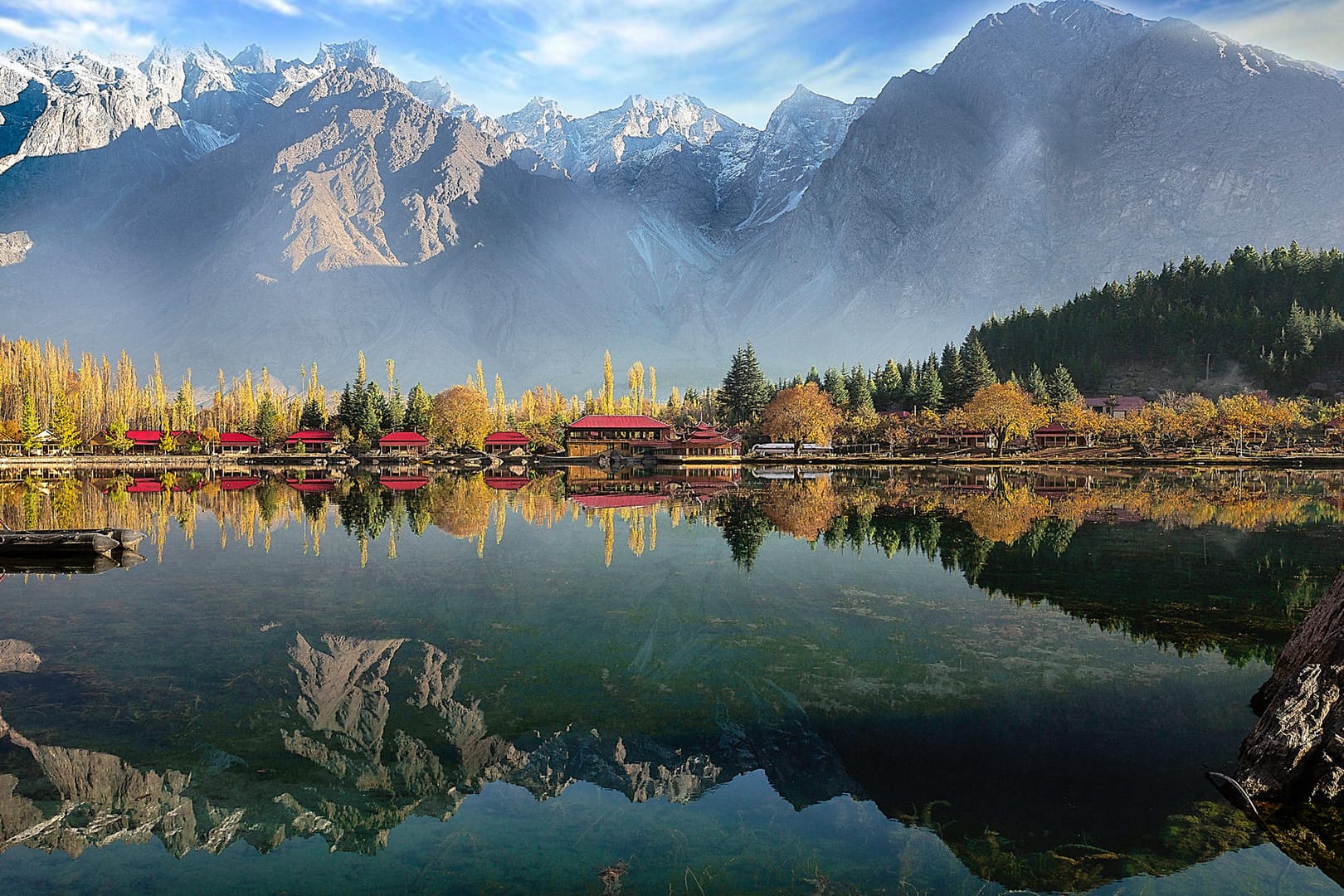 Der Obere Kachura-See im Skardu-Tal im Norden Pakistans