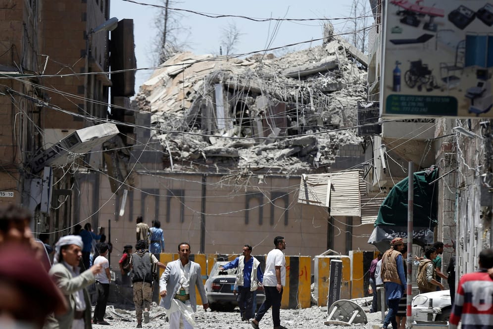 Teile des zerstörten Präsidentenpalastes im Jemen: Die Militärkoalition Saudi-Arabiens hatte wohl ein Treffen von Huthi-Rebellen im Visier.