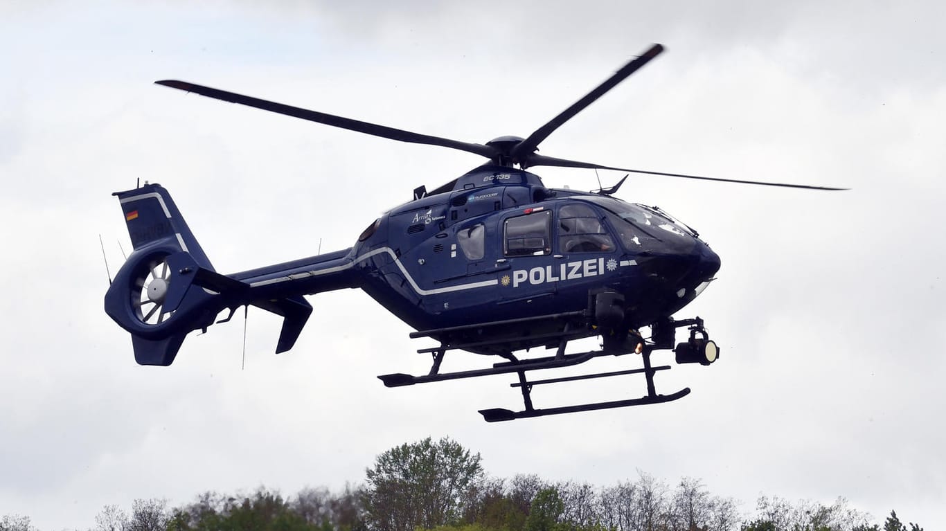 Ein Polizeihubschrauber ist in der Luft: Drei Mädchen sind seit einem Wanderausflug in Hessen vermisst gewesen. Inzwischen sind sie wieder da.