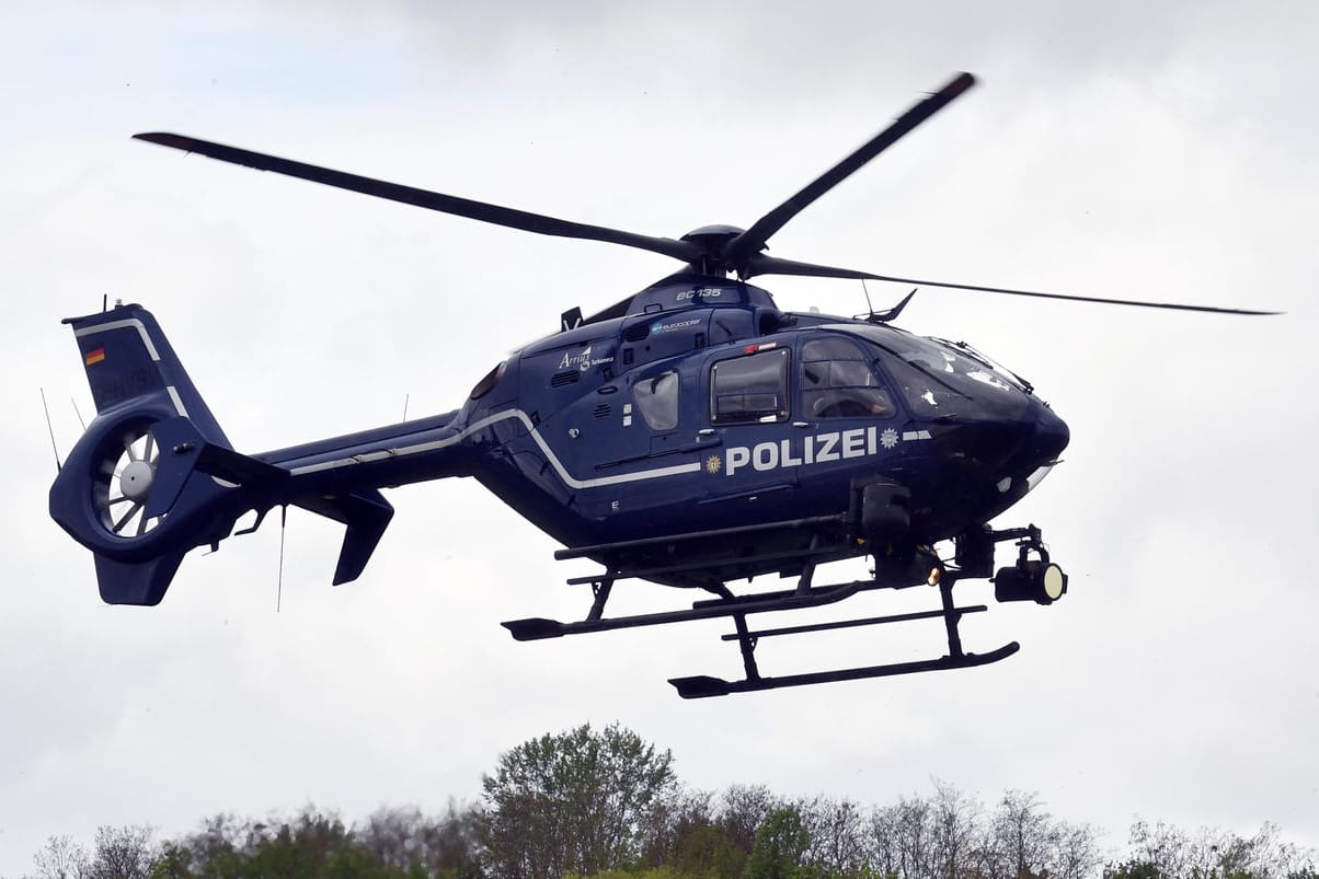 Ein Polizeihubschrauber ist in der Luft: Drei Mädchen sind seit einem Wanderausflug in Hessen vermisst gewesen. Inzwischen sind sie wieder da.