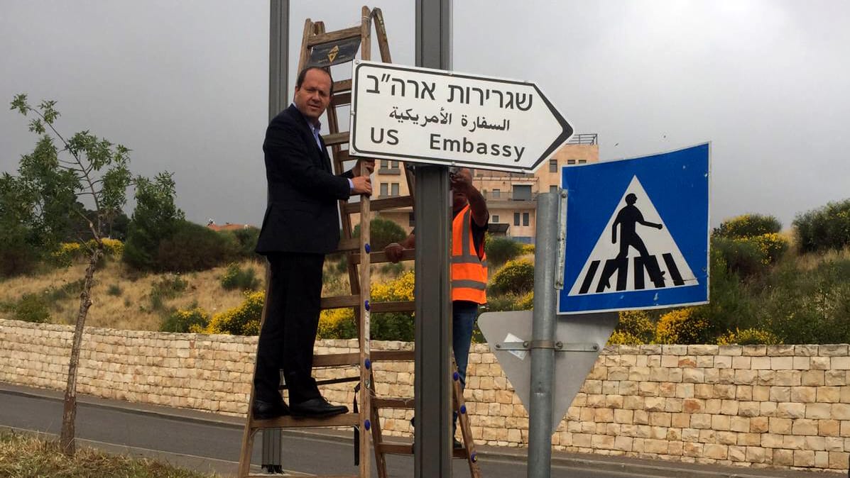Wegweiser zur US-Botschaft in Jerusalem: Die USA wollen ihre diplomatische Vertretung vor Ort bald offiziell eröffnen. Wegweiser zur US-Botschaft in Jerusalem: Die USA wollen ihre diplomatische Vertretung vor Ort bald offiziell eröffnen.