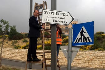 Wegweiser zur US-Botschaft in Jerusalem: Die USA wollen ihre diplomatische Vertretung vor Ort bald offiziell eröffnen.